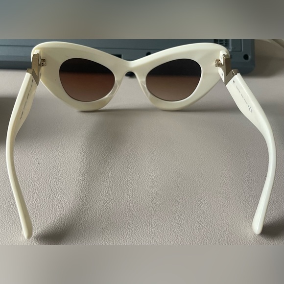 VLOGO SIGNATURE ACETATE CAT-EYE FRAMES
IVORY/GRADIENT BROWN